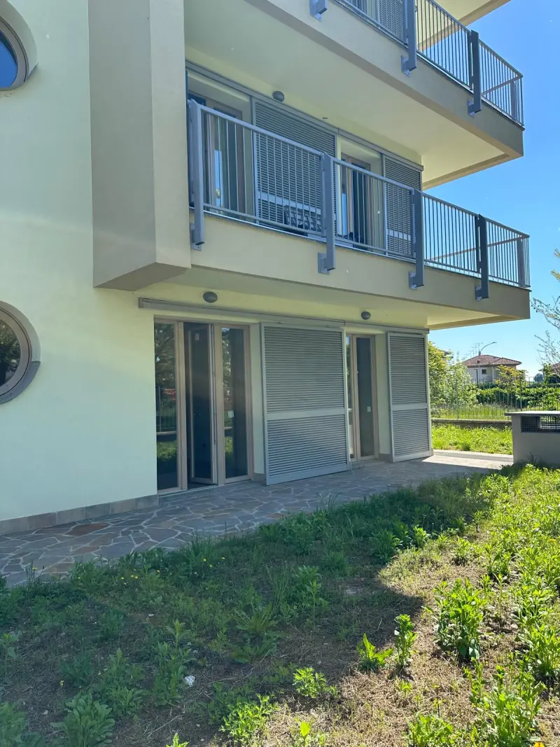 Quadrilocale con giardino, CODOGNO — Giardino