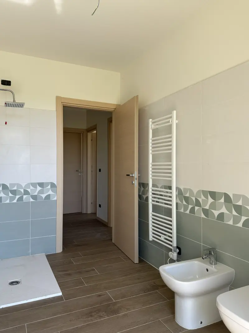 Quadrilocale con giardino, CODOGNO — Bagno