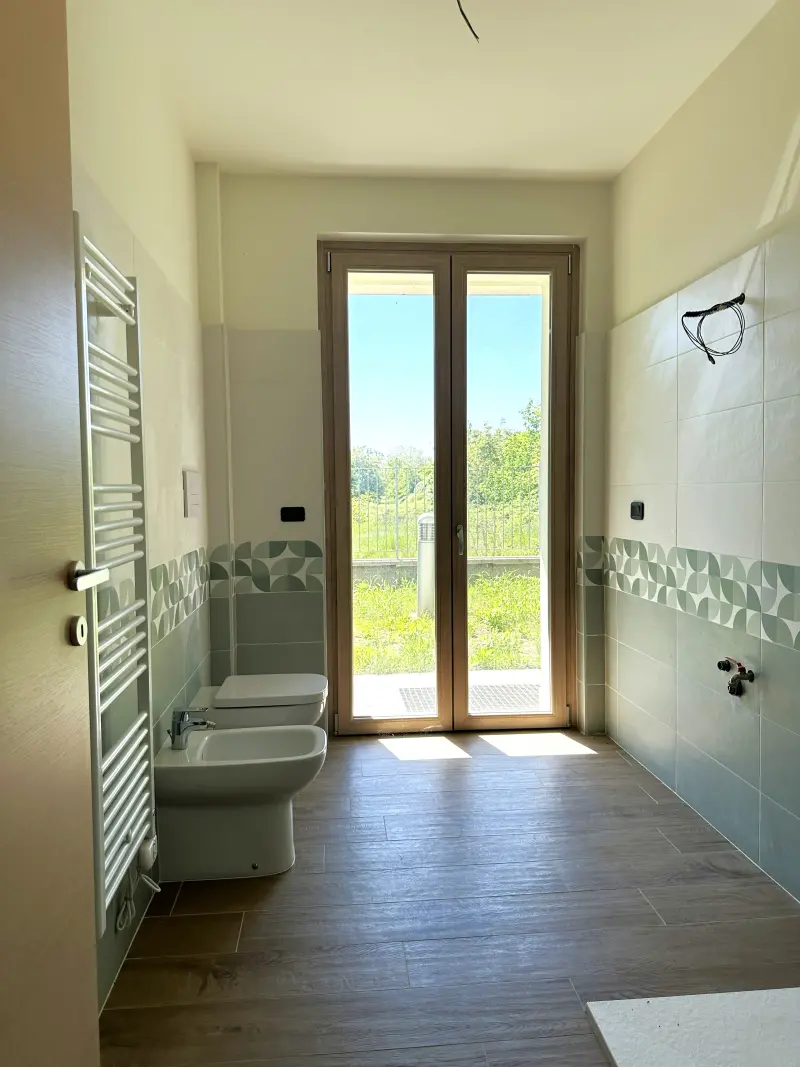 Quadrilocale con giardino, CODOGNO — Bagno